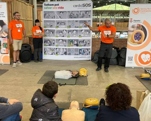 Dipsalut Ensenya a Utilitzar el Desfibril·lador a Les Fires de Sant Narcís 2024