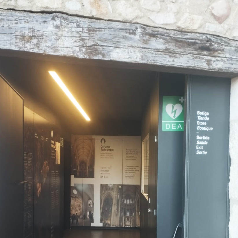 samaritan-catedral-girona-senyaletica-entrada