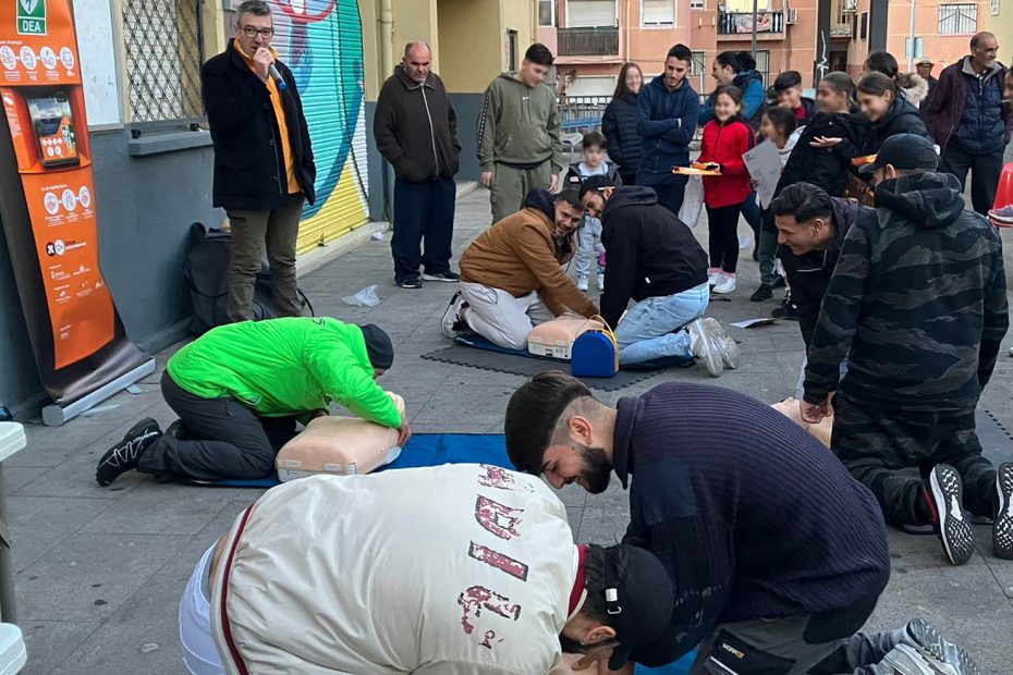 curso rcp uso dea plaza barrio girona