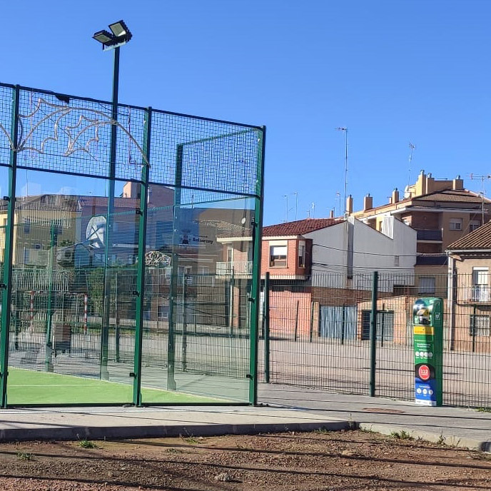 totem desfibrilador personalizat pista padel balsareny
