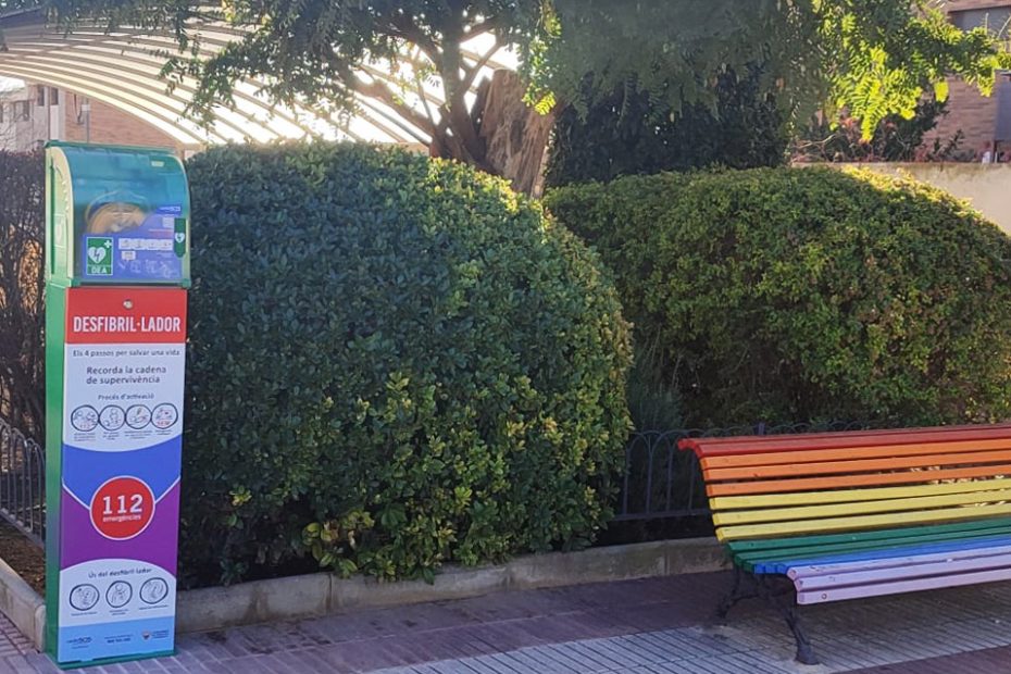 totem personalizado para vitrina desfibrilador