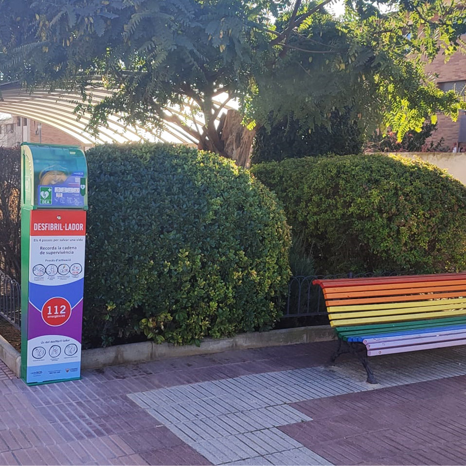 totem personalizado para vitrina desfibrilador