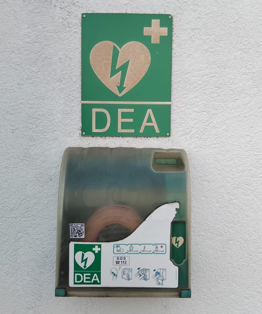 efectes del sol sobre una vitrina per a desfibrilador